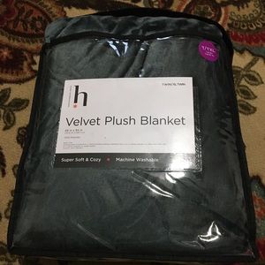 Home Essentials velvet plush blanket. Twin. New.